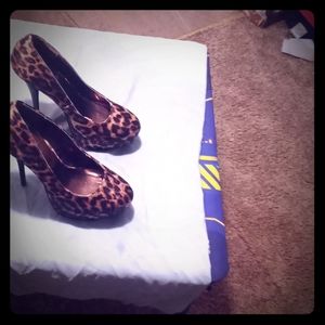 High heel cheetah pumps